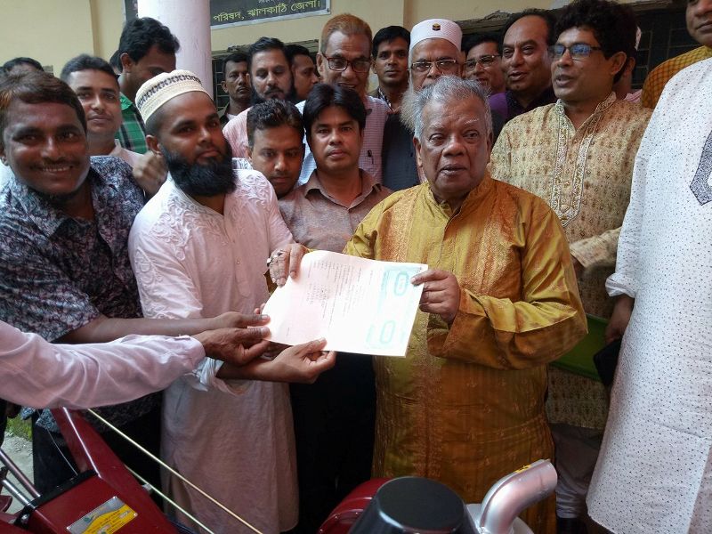 এএসএসএসআরবিপি এর আওতায় নির্বাচিত কৃষক গ্রুপের মধ্যে পাওয়ার টিলার বিতরণ